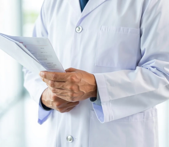 Врач со стопкой бумаг